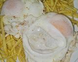Foto del paso 4 de la receta Huevos fritos con patatas paja, salsa de tomate y salchichas
