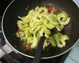 Foto langkah ke 4 dari resep Oseng Pare Pedas Simple.