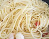 A picture of step 2 of Spaghetti con gamberi e pomodorini.