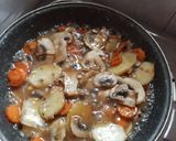 Foto del paso 3 de la receta: Merluza con un salteado de patata, ajo, zanahoria y champiñones