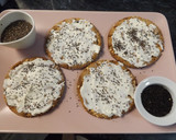 Foto del paso 1 de la receta: Tostadas con brevas y queso feta