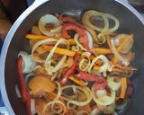 Foto del paso 4 de la receta: Sargo al horno. Guarnición: cebolla, zanahoria, tomate y morrón