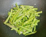 Hình bước làm 2 của món Thịt Bò Xào Đậu Ve