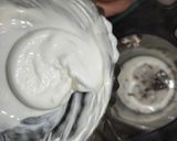 A picture of step 2 of KitKat shake.