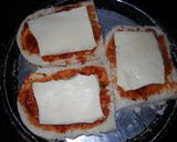 Foto del paso 2 de la receta: Pizzetas económicas de pan cocidas a la plancha