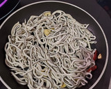Foto del paso 6 de la receta: Pasta negra con gulas y langostinos