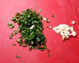 Foto del paso 3 de la receta Jurel blanco del estrecho con patatas al ajillo y cherrys asados
