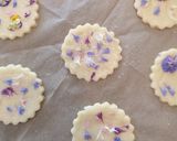 Foto del passaggio 4 della ricetta Frollini con petali di fiordaliso senza glutine