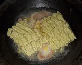 Foto langkah ke 2 dari resep Indomie Goreng Nyemek.