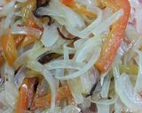 Foto del paso 2 de la receta: Tirabuzón salteados con cebolla, morrón y huevo
