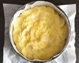 Foto del passaggio 4 della ricetta Tortino di patate al forno con timo rosmarino e noce moscata