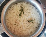 Foto del passaggio 3 della ricetta Riso freddo con melone, gorgonzola e rosmarino 🌷