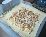Foto del paso 3 de la receta: Hojaldre con pollo, queso, manzana y nueces
