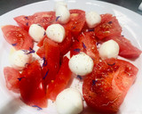 Foto del paso 4 de la receta: Ensalada de tomate con bolitas de mozzarella 🍅
