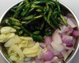 Foto langkah ke 3 dari resep Tumis toge jamur kuping.