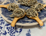 Foto del paso 3 de la receta: Crujiletas de gulas al ajillo
