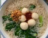 รูปขั้นตอนการทำที่ 6 ของ ก๋วยเตี๋ยวเส้นเล็กลูกชิ้นปลา