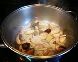 Foto del paso 2 de la receta: Codillo de cerdo en salsa al Oporto con setas shiitake