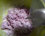 Foto langkah ke 4 dari resep Roti Tawar Buah Naga Eggless.
