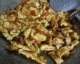 Foto langkah ke 4 dari resep Dadar Telur Cah Taoge Pedas Gurih.