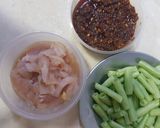 รูปขั้นตอนการทำที่ 1 ของ อกไก่ผัดน้ำพริกตาแดง