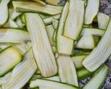 Une image de l'étape 1 de Tagliatelles de courgettes.