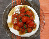 Foto del paso 5 de la receta: Tomates marinados con salsa de yogurt griego