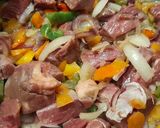 Foto del paso 1 de la receta: Cazuela de gírgolas, lomo y vegetales
