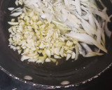 Foto del paso 2 de la receta: 🍳Huevos a la flamenca con chorizo y habitas baby 👌