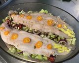 Une image de l'étape 11 de Filets de loup de mer au céleri branche,oignon rouge et kumquat.