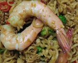 Gambar langkah 6 resipi Maggi Kari Goreng Udang / Sosej.