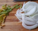 Foto del paso 3 de la receta: Guiso de garbanzos encebollados con toque picante