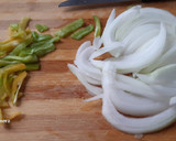 Foto del paso 3 de la receta: Guiso de garbanzos encebollados con toque picante