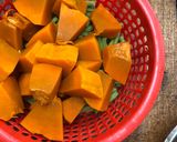 Gambar langkah 1 resipi Labu masak lemak kuning.