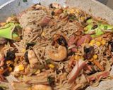 Φωτογραφία βήματος 8 της συνταγής "Noodles chow mein με γαρίδες και σουρίμι" 🥡🍤