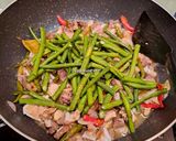 Foto langkah ke 5 dari resep Tumis Tulang Muda Sapi Dengan Kacang Panjang.