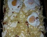 Foto del paso 4 de la receta: Pizza casera con queso papitas y huevos fritos