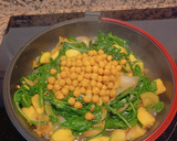 Foto del paso 2 de la receta: Salteado de garbanzos con espinacas y calabacín