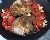 Une image de l'étape 8 de Côtes de porc aux tomates, ail rose et fanes de navets.