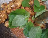 รูปขั้นตอนการทำที่ 4 ของ ผัดเผ็ดไก่ใส่ใบยี่หร่า