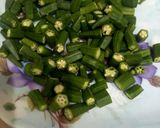 A picture of step 1 of Okra, (bhindi) fried 🥒🥒🧄.