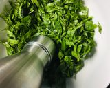 Hình bước làm 1 của món Nấu ăn cùng con: Mì trứng húng quế tươi và bolognese tôm