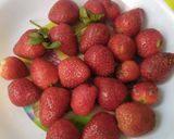 Foto langkah ke 1 dari resep Korean Strawberry Milk.