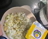 Hình bước làm 2 của món Cơm chiên ghẹ mix gia vị rắc rong biển