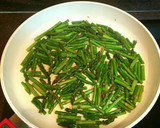 Foto del paso 2 de la receta: Macarrones al pesto con espárragos y cherry