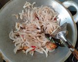 Foto langkah ke 2 dari resep Tumis Jamur Tiram Pedas.