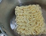 Foto langkah ke 3 dari resep Mie Gulung Sosis Tanpa Telur.