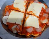 Foto langkah ke 7 dari resep Pizza Roti Tawar.