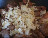 Foto del paso 3 de la receta: Caldereta de cordero con vino tinto, huevo duro y almendras