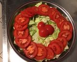Une image de l'étape 4 de Salade iceberg et tomates aux raisins marinés sauce tomates séchées.